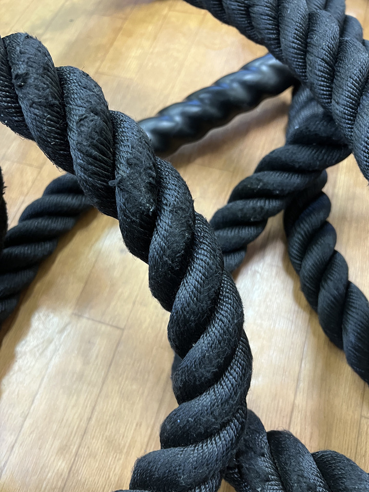 傷んだバトルロープの写真