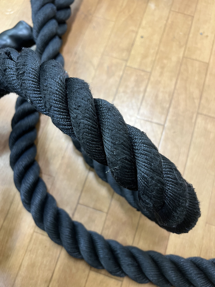 コンクリート上で摩耗したバトルロープの様子