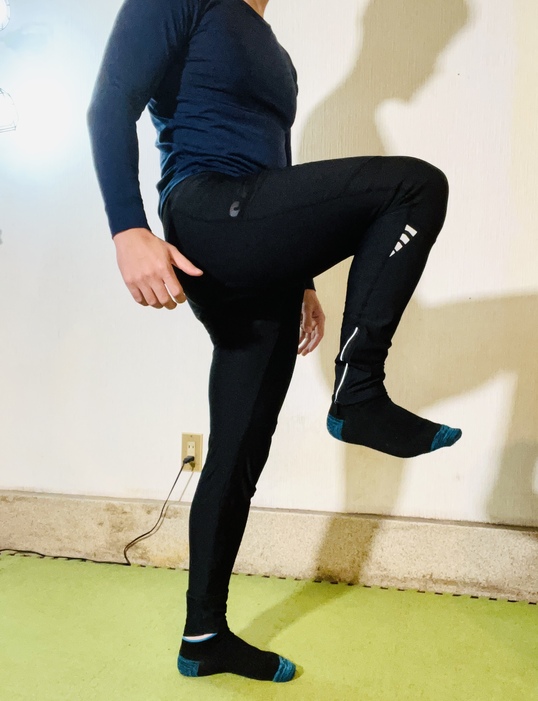 Santicパンツ着用 足上げ