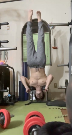 逆立ち椅子を使用中の様子