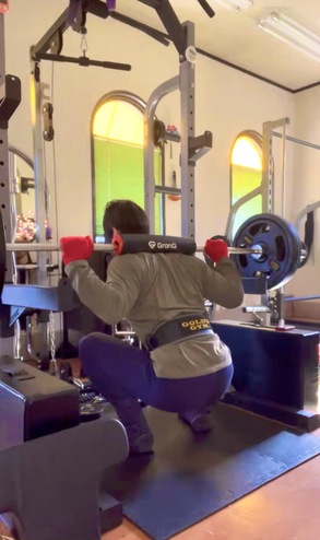 深くしゃがみ込んだバーベルスクワット