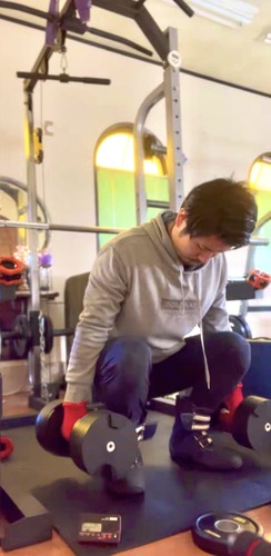 深くしゃがみ込んだダンベルスクワット