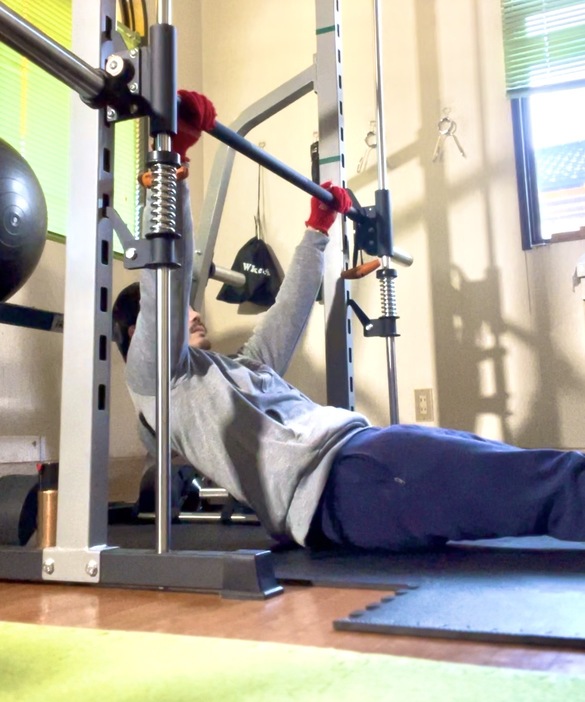 スミスマシン 斜め懸垂 膝伸ばし スタート