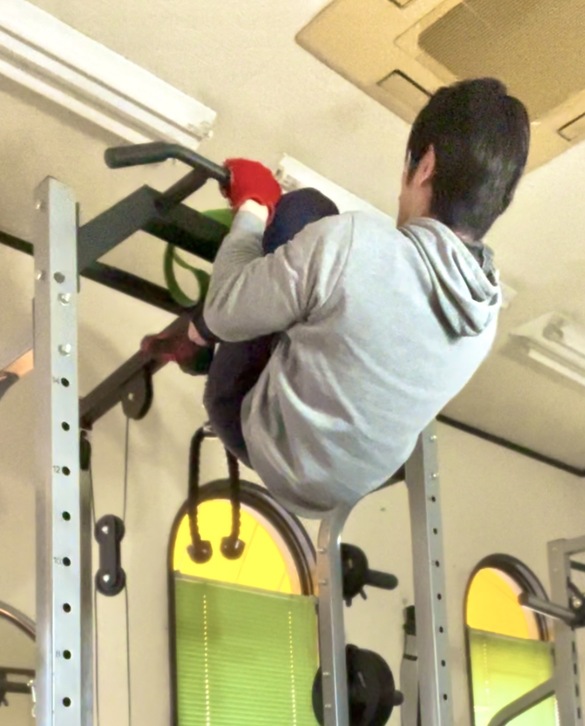 脚を畳んだ懸垂 引き上げ