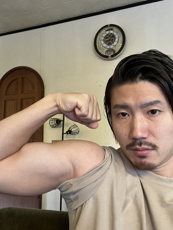 10kg前後のダンベルも活用して鍛え上げた腕と肩