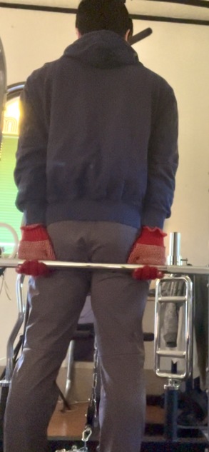 ビハインド・ザ・バック・リストカール：下ろした状態