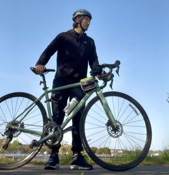 パーカーにジョガーパンツの格好