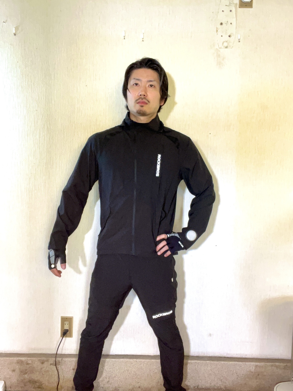 装備を外して入店する様子