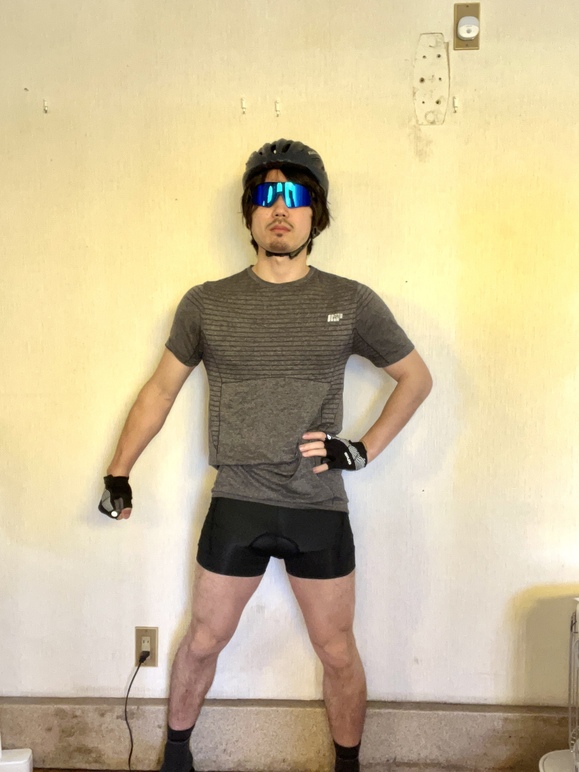 パッド付きのピチパンにTシャツ姿の男性