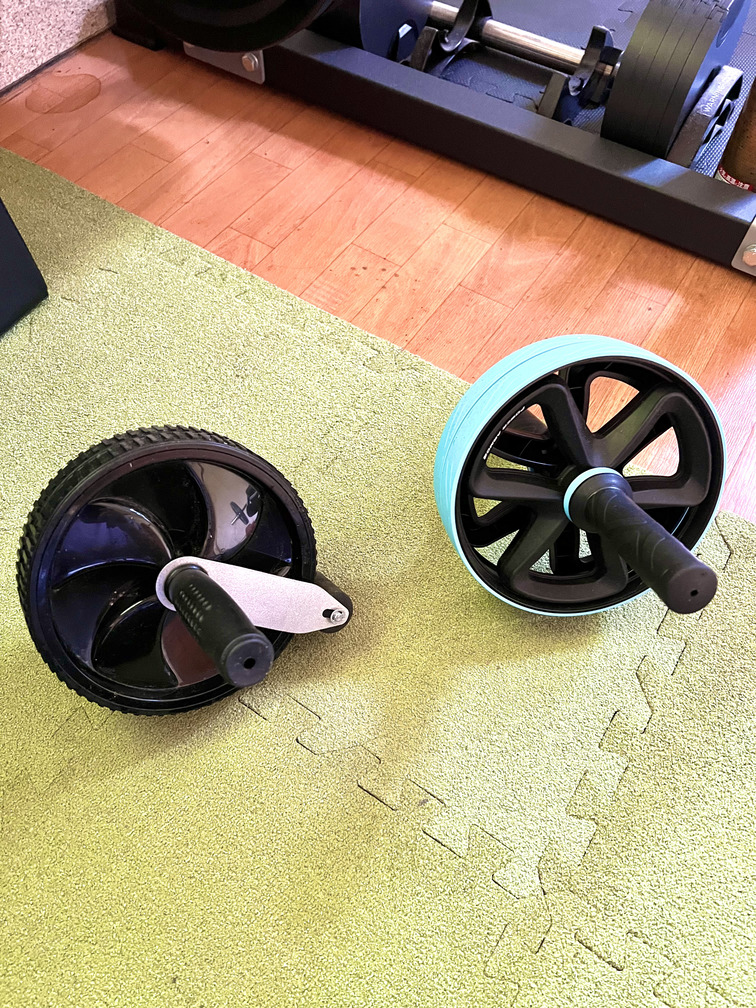 持っている2つのアブローラー